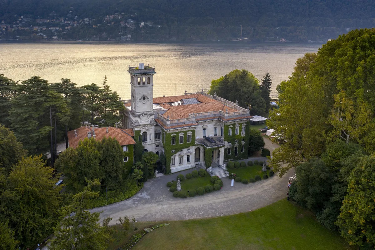 An der Orticolario erleben Sie Gartenkunst in traumhafter Kulisse und vielfältige Inspirationen aus der Pflanzenwelt. Luftaufnahme der Villa Erba in Como.